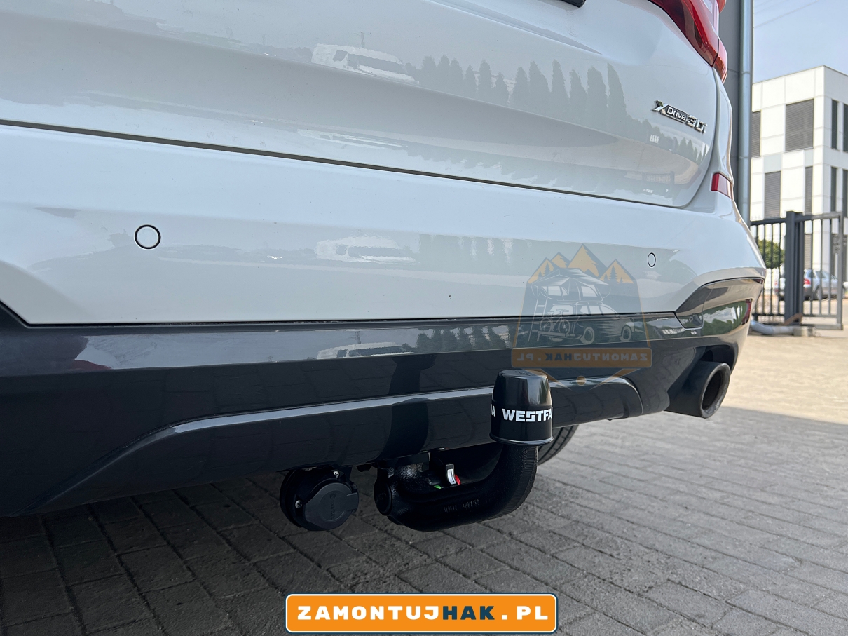 zdjecie pokazuje opuszczne gniazdo 13-pin w haku holowniczym westfalia w bmw x3